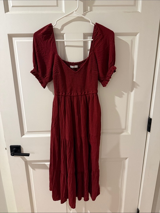 Abercrombie & Fitch Dresses & Skirts - Abercrombie & Fitch Burgundy Puff-Sleeve Midi Dress